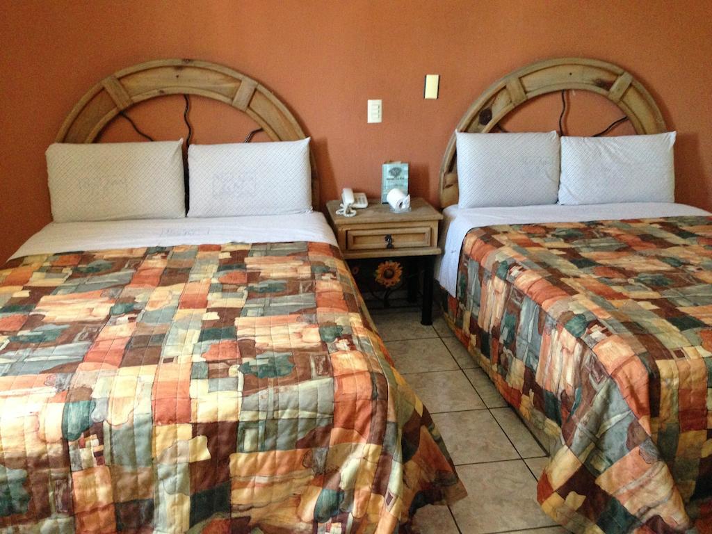 Hotel La Paz Гвадалахара Номер фото